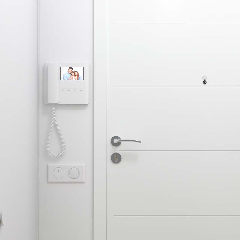 Porte d'entrée sécurisée Demeures de Louise résidence senior intergénérationnelle